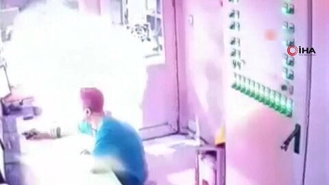 「ちょっと一服」のはずが大爆発　工場内でたばこに火を付けた瞬間、炎に包まれる　トルコ