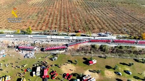 【中継】乗客名簿に日本人2人の名前　スペイン高速列車衝突で夜通しの救出活動　「通信障害で安全システム停止、管制センターが誤って運転再開させた」
