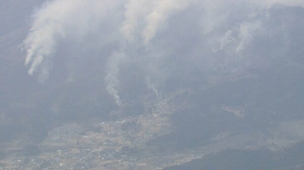 住宅街に火の手が迫る…上空から見た大船渡の山火事現場 山のあちこちから煙上がり焼け落ちた建物も住宅街に火の手が迫る…上空から見た大船渡の山火事現場 山のあちこちから煙上がり焼け落ちた建物も
