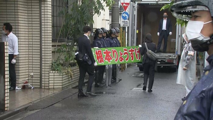 アジトへの家宅捜索の様子 機動隊も配備された