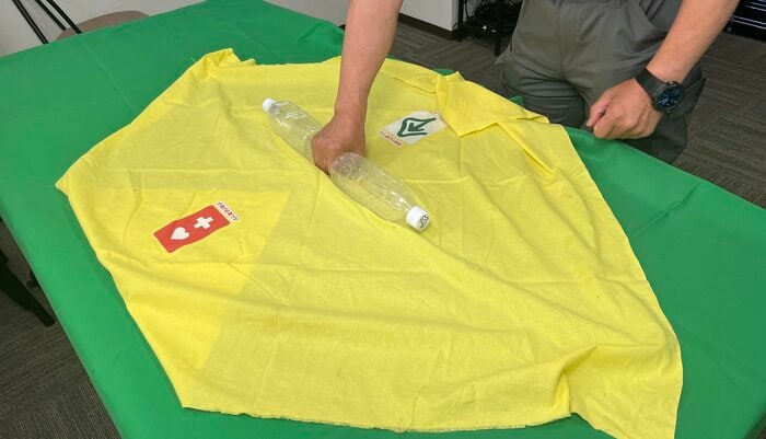 風呂敷の上にペットボトル2本を並べる（特集班撮影）