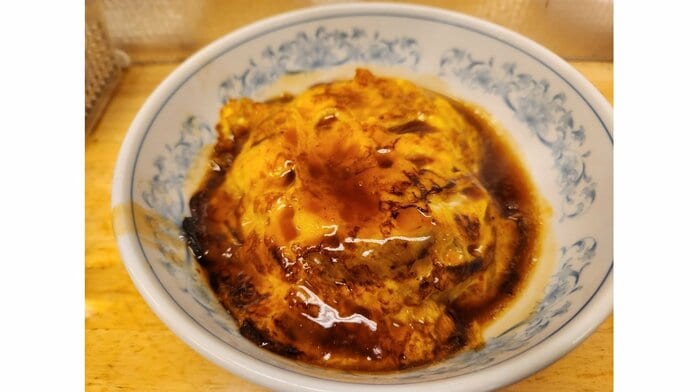 『ぎょうざの満洲』の天津飯。日本の代表的町中華の一つ（『中国の回鍋肉にキャベツは使わない』から抜粋）