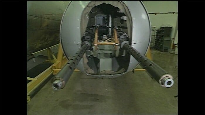 復元途中の「エノラ・ゲイ」尾部銃座(1990年当時)