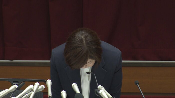 会見で謝罪する林真理子理事長