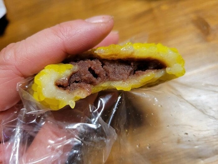 もち粉をこねた生地で包まれたこし餡が中から顔をのぞかせる 毎朝生地をこね蒸したてのものを提供していた
