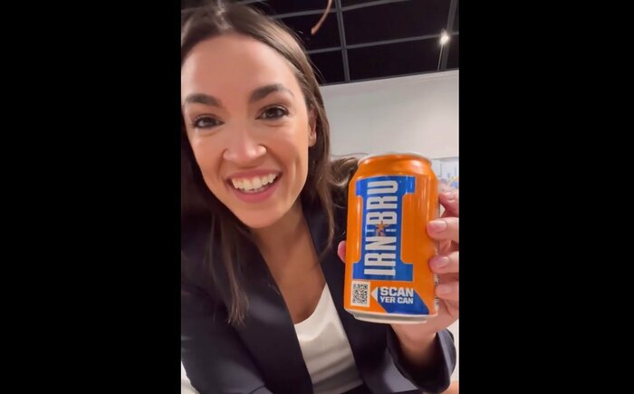 「アイアン・ブルー大好き!」と話す米民主党・オカシオコルテス議員(公式インスタグラムより)