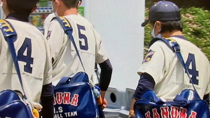 背番号「4」を背負うセカンドのレギュラー南選手(左)と木村選手(右)