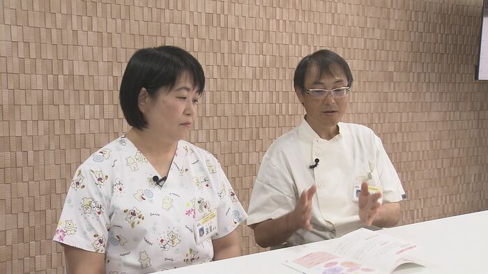 監修した県立こども病院の副院長・広間医師(右)と深尾看護師長(左)