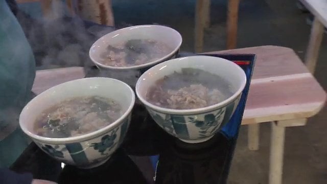 茅葺屋根の茶屋　この味を求めて訪れる人も　