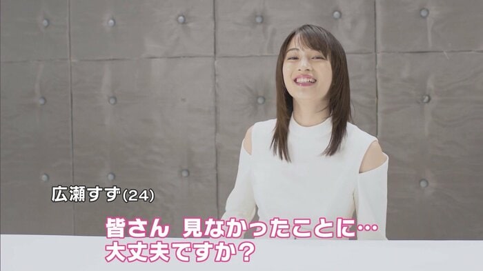 Vサインの決めポーズを再演し、照れ笑いを浮かべる広瀬すずさん