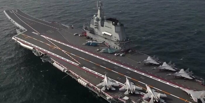 中国海軍の002型空母「山東」