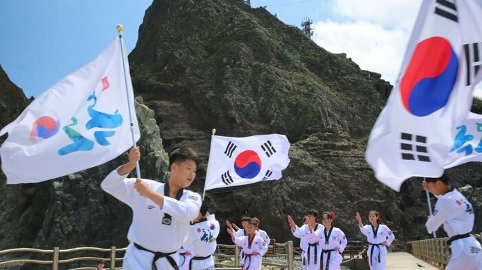 韓国のテコンドー少年たちが竹島に上陸して抗議パフォーマンス