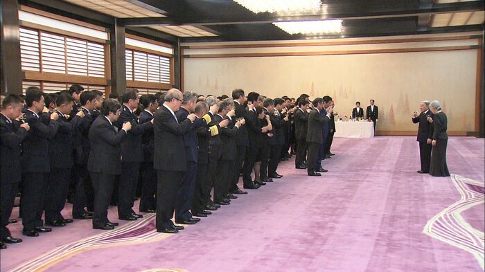 茶会には約330人が出席