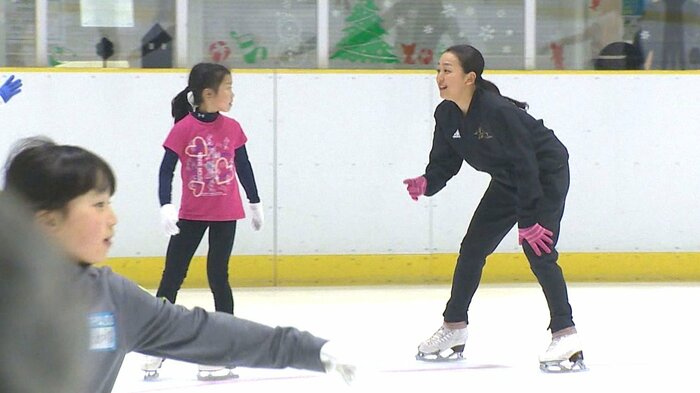浅田真央さんの指導を受ける中井選手（2019年）