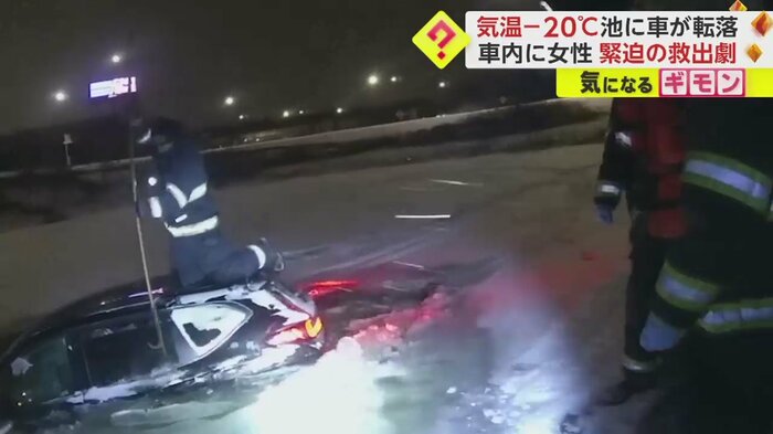 水圧でドアが開かず、まず後部座席のドアをたたき割ることに