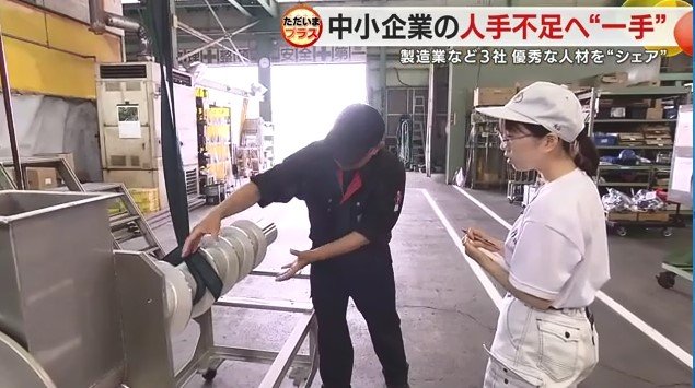 スクリュー部分の説明を受ける内山さん