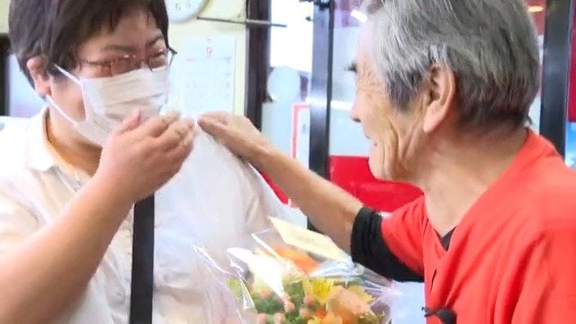 営業前に藤井さんに感謝を伝えにきた20年通う常連客