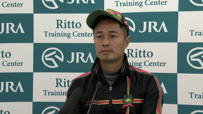 共同会見を行う杉山晴紀調教師