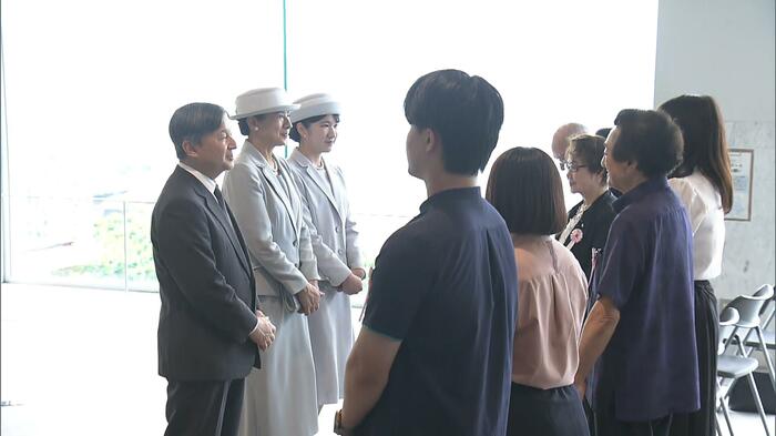 沖縄県平和祈念資料館で戦争体験者らの話に耳を傾けられる両陛下と愛子さま