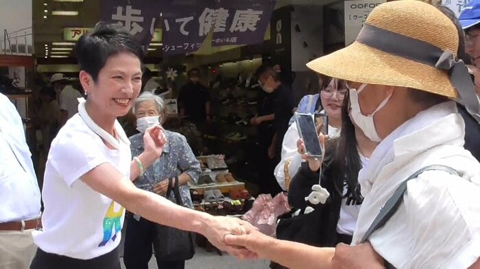 「会いに行ける蓮舫」を打ち出し、各地で街頭演説や練り歩きを行った(巣鴨地蔵通商店街・7月4日)