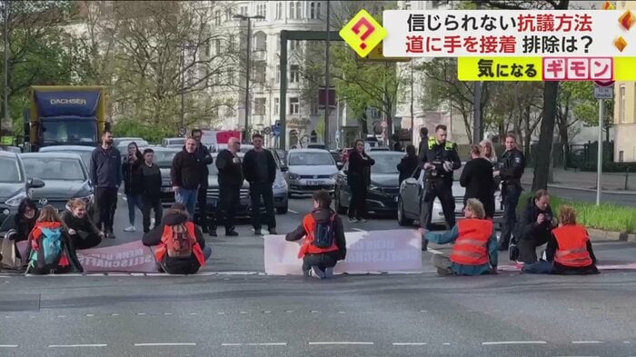 環境活動家の座り込みで、車が大渋滞を起こしている