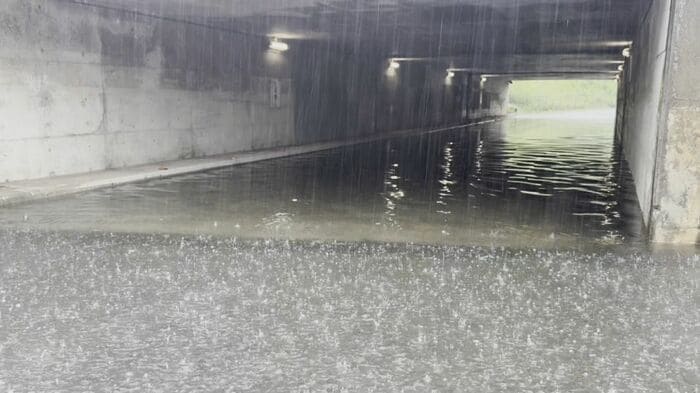 水浸しになるアンダーパス(富山市黒崎)