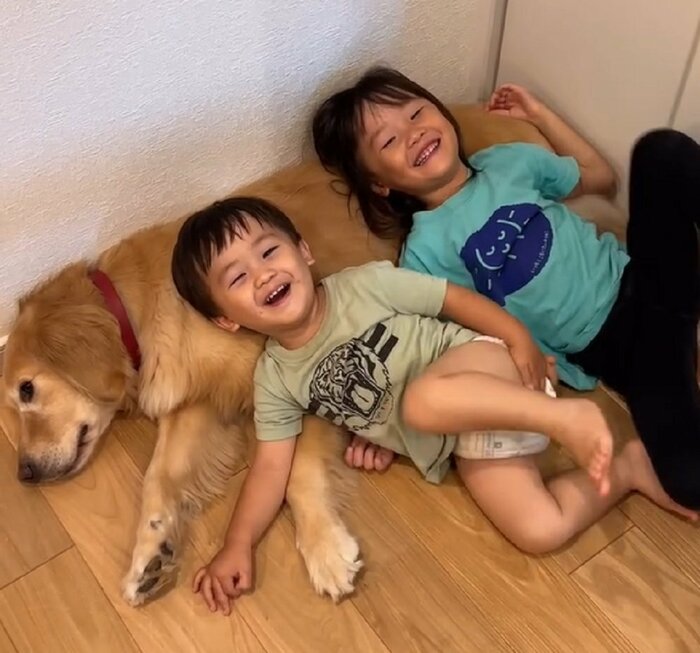 ぽそちゃんが枕に…弟のそうじろうくん(左)とえなちゃん