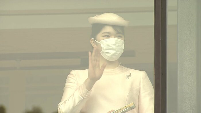 光沢のある淡いピンク色のロングドレスに帽子姿の愛子さま