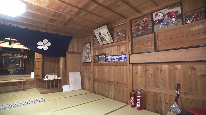 ギャラリーのように絵馬が飾られた神社