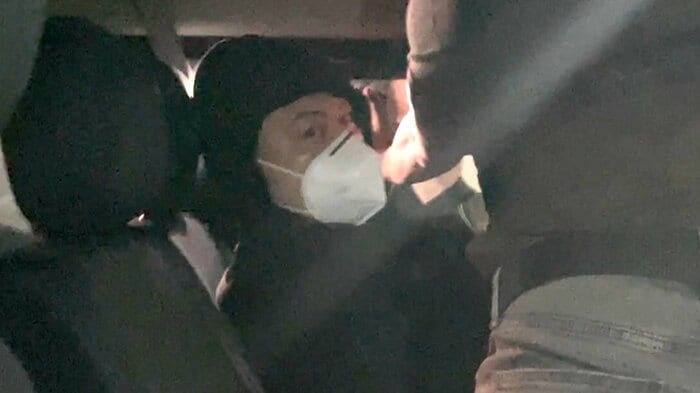 にらみ付けるような視線を送る、渡辺容疑者