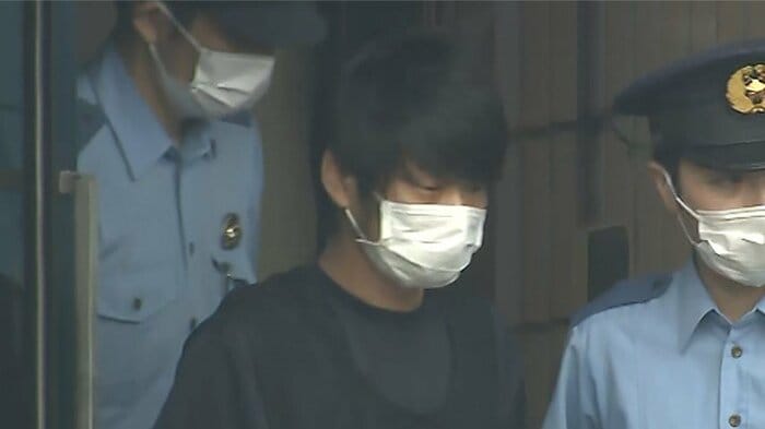 送検される山上徹也容疑者(41)