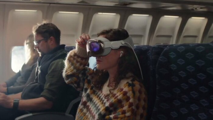 飛行機の機内が自分だけの映画館に 提供:アップル