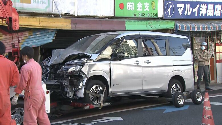 千葉･車が衣料品店に突っ込む　車は大破　運転手の70代女性｢ブレーキとアクセル踏み間違えた｣