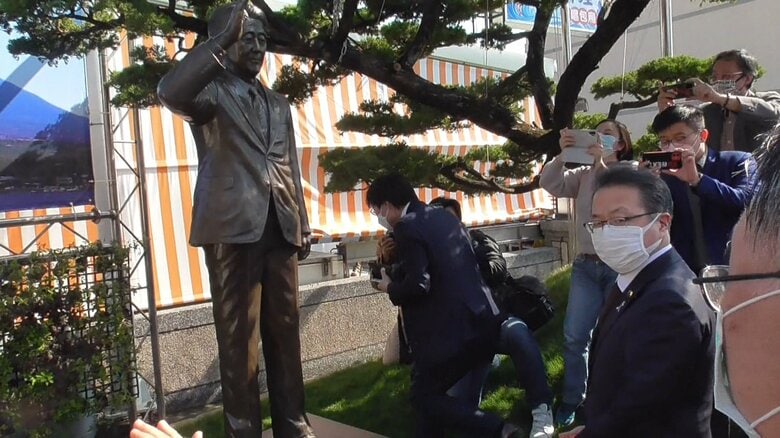 台湾・蔡総統と会談の自民・世耕氏　安倍氏の像を前に「国の舵取りを…」｜FNNプライムオンライン