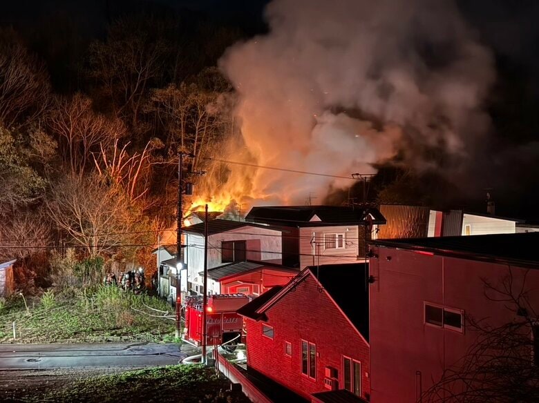 【速報】激しく噴き上がる炎…住宅火災で男性が逃げ遅れているか_2階建ての1階から出火したとみられる〈消防による消火活動が続く〉北海道函館市｜FNNプライムオンライン