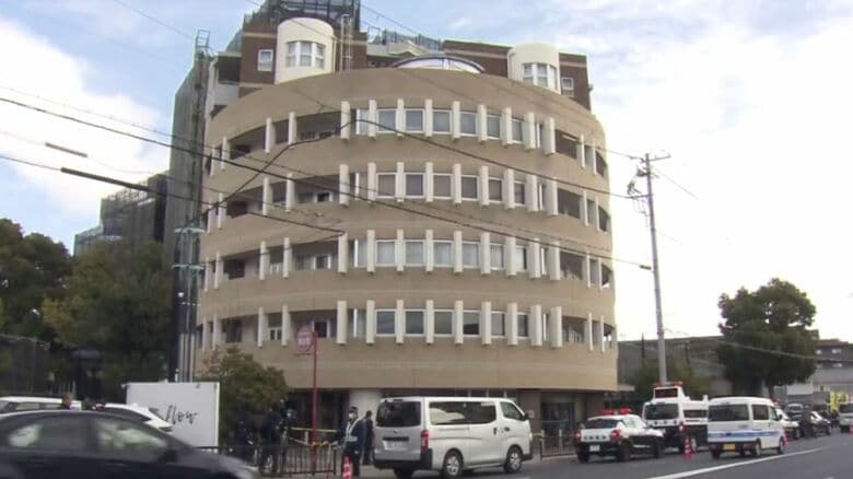 【速報】「若い男性が刺されたと言っている」兵庫・姫路の集合住宅で背中に刺し傷ある30代男性が見つかる　搬送先で死亡　警察が事件の疑いもあるとみて捜査｜FNNプライムオンライン