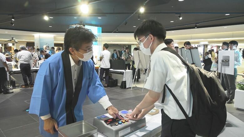 “感電”の危険性を弱い電流で体験…電気を安全に使う知識を身に付けられるイベント 夏場は一層の注意を｜FNNプライムオンライン