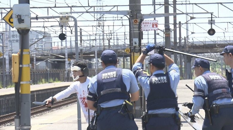 アジア大会を前に…会場近くの駅で無差別殺傷事件を想定した訓練 犯人を取り押さえケガ人を搬送する手順など確認｜FNNプライムオンライン