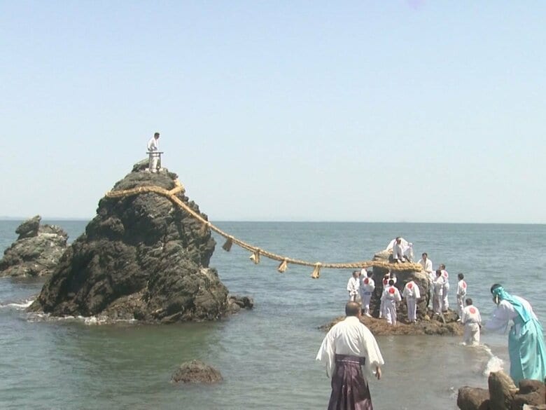 “縁結びのシンボル”で恒例の神事…二見興玉神社『夫婦岩』で大しめ縄の張り替え 1本あたり長さ35m 重さ40kg程｜FNNプライムオンライン