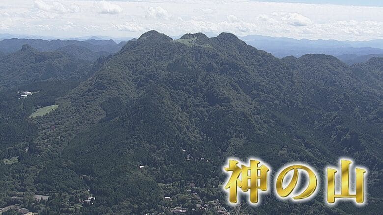 標高1200メートル “神の山”の山頂で進む一大プロジェクト   ヘリコプターで資材運搬   老宮司の切なる思い 【福岡発】｜FNNプライムオンライン