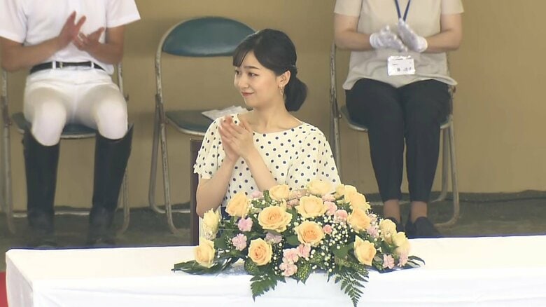 佳子さま白いワンピース姿で高校生馬術競技大会に「応援しています」二十歳のころから7回目の出席で選手にエール｜FNNプライムオンライン