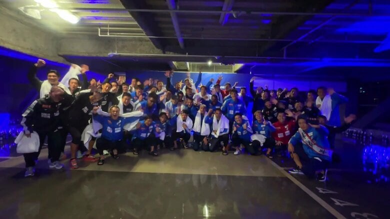 「みんなに感謝したい」長期離脱中の名倉選手も V・ファーレン長崎 歓喜のシャンパンファイト 地元では「ちゃんぽん」無料提供で祝福 J1昇格は“みんなで街を作り上げるきかっけ”｜FNNプライムオンライン