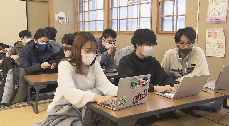 パソコンと向かい合う若者たち