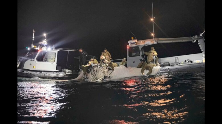 ”スパイ気球”の残骸を回収するアメリカ軍