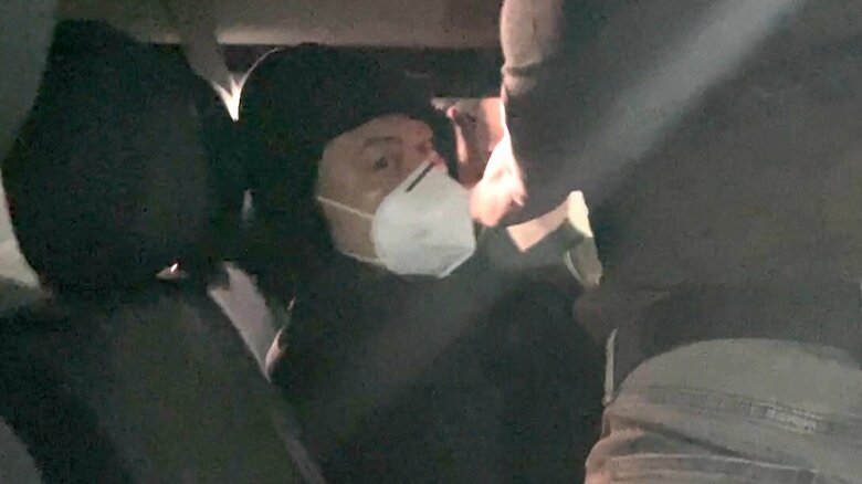 にらみ付けるような視線を送る、渡辺容疑者