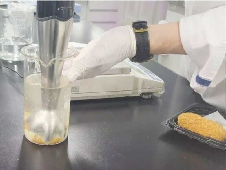 カニクリームコロッケを粉砕する（画像提供：明治大学宮下芳明教授）