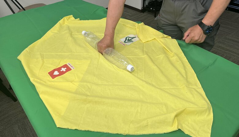 風呂敷の上にペットボトル2本を並べる（特集班撮影）
