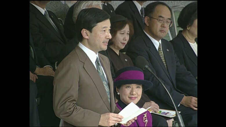 開会式でおことばを述べられる皇太子さま