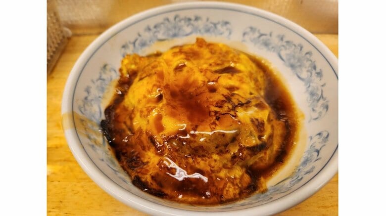 『ぎょうざの満洲』の天津飯。日本の代表的町中華の一つ（『中国の回鍋肉にキャベツは使わない』から抜粋）