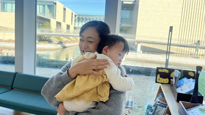 触れることで不安が軽減されると話す大原さん